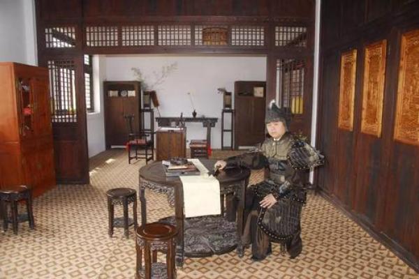 美女看客栈风水
