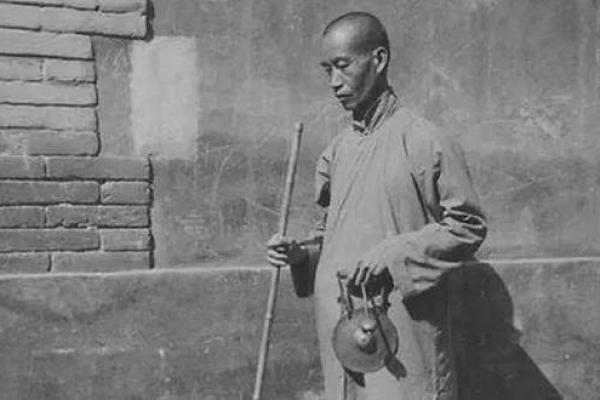 故事：民国盲人摸骨大师，叱咤政界算命五十年，晚年被女助手揭秘