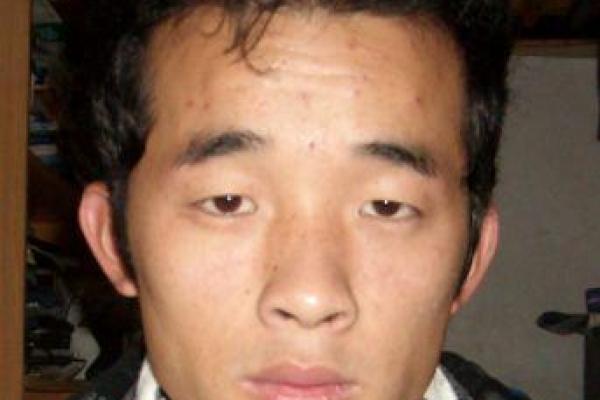 八字眉男人