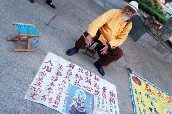 我和妹妹是双生子。道士预言妹妹是天生凤命，我却八字命硬克六亲