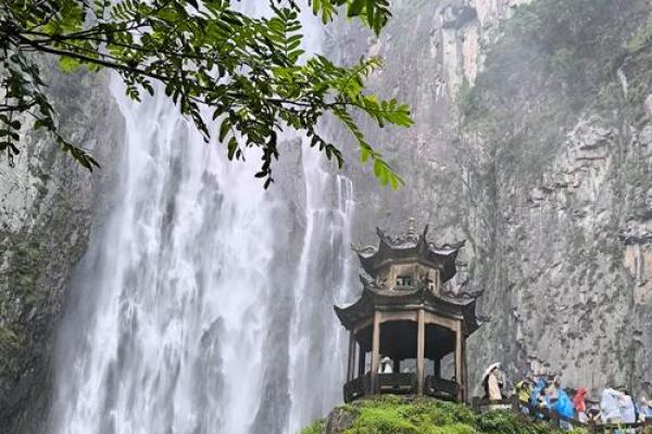 瀑布旁的房子风水