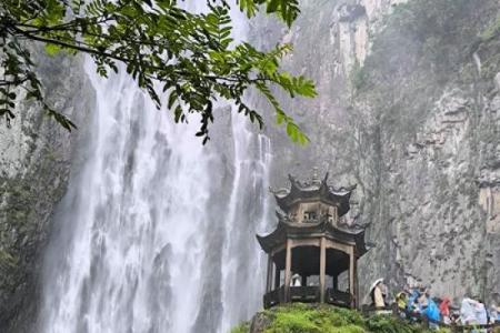 瀑布旁的房子风水