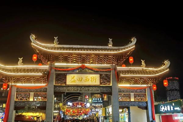 桂林阳朔西街算命先生
