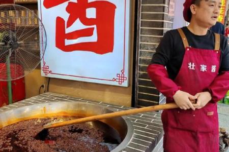桂林阳朔西街算命先生