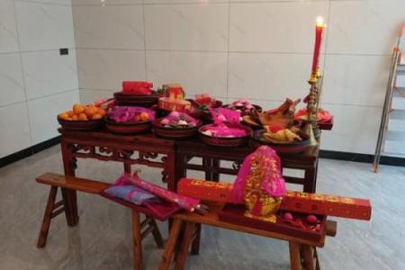 广州风水_广州一市民家门口摆风水祭祀品