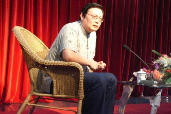 浅谈名嘴梁宏达之生辰八字
