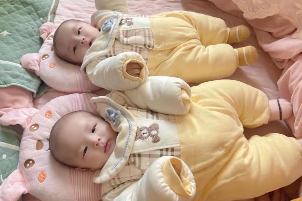 用月份来给双胞胎女宝宝和男宝宝起名的名字有哪些-姓名学-华易网姓名