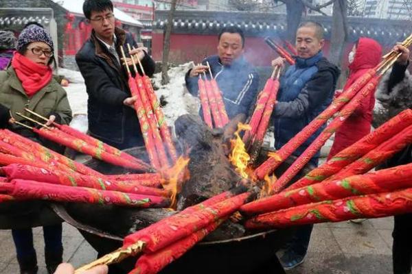 穷算命，富烧香