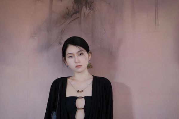 八字中辛金女长相特点 辛金女在八字中的长相特点是什么