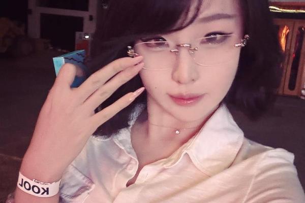 八字中辛金女长相特点 辛金女在八字中的长相特点是什么