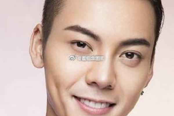 八字眉眉尾下垂的男人