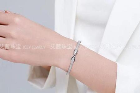 八字水多的女性有哪些饰品适合佩戴呢